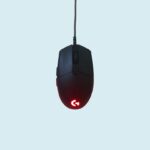 Logitech G335 Gaming-Headset in einer auffälligen Farbe auf einem schwarzen Schreibtisch mit Tastatur und Maus.