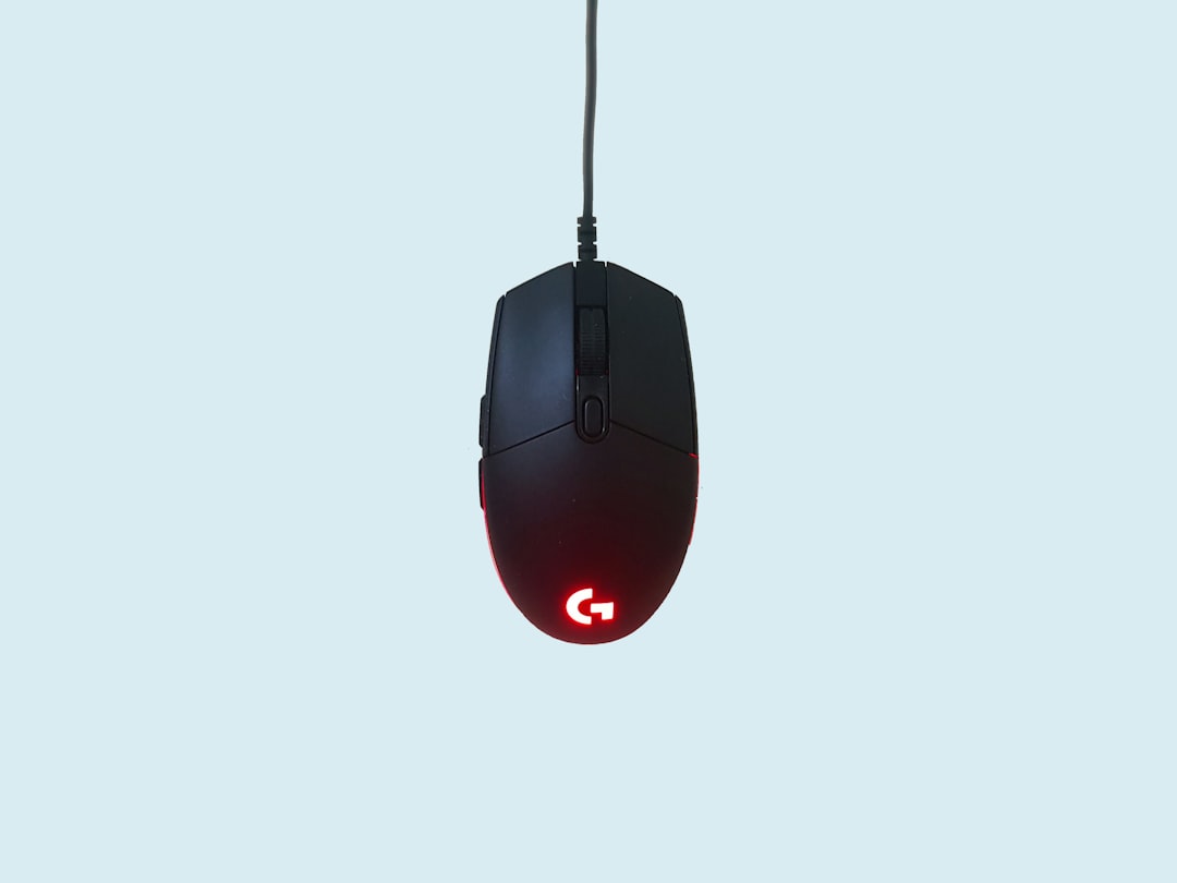 Logitech G335 Gaming-Headset in einer auffälligen Farbe auf einem schwarzen Schreibtisch mit Tastatur und Maus.