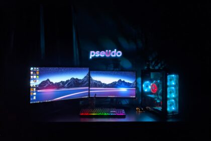 Eine kabellose Gamingmaus mit 10000 DPI und RGB-Beleuchtung auf einem Gaming-Setup.