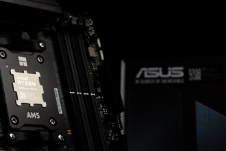 Ein gebogener Gaming-Monitor mit 34 Zoll, WQHD-Auflösung und hoher Bildwiederholrate, der auf einem Schreibtisch vor einem dunklen Setup mit RGB-Beleuchtung leuchtet.