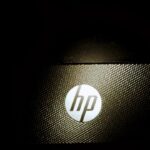 Gaming Laptop mit geöffnetem Gehäuse, der den leuchtenden RGB-Lüfter und die Komponenten eines HP Modells mit Ryzen 7 Prozessor zeigt.