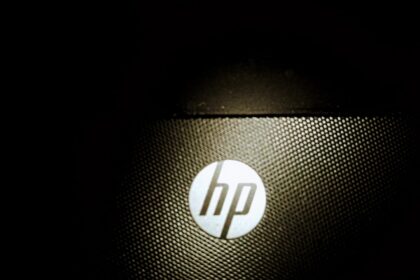 Gaming Laptop mit geöffnetem Gehäuse, der den leuchtenden RGB-Lüfter und die Komponenten eines HP Modells mit Ryzen 7 Prozessor zeigt.