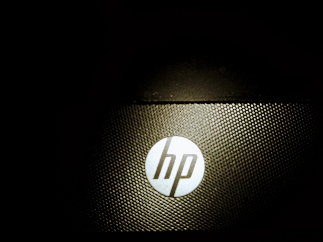Gaming Laptop mit geöffnetem Gehäuse, der den leuchtenden RGB-Lüfter und die Komponenten eines HP Modells mit Ryzen 7 Prozessor zeigt.