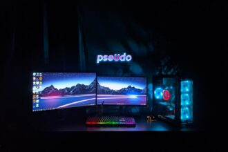 Ein Gaming-Monitor mit gekrümmtem WQHD-Display, hoher Bildwiederholrate und RGB-Beleuchtung auf einem Schreibtisch mit Tastatur und Maus.