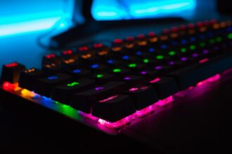 Ein breiter Gaming-Monitor mit gekrümmtem UltraWide-Display, der den Spieler in leuchtenden Farben umgibt, während ein Preisaufkleber im Fokus steht.