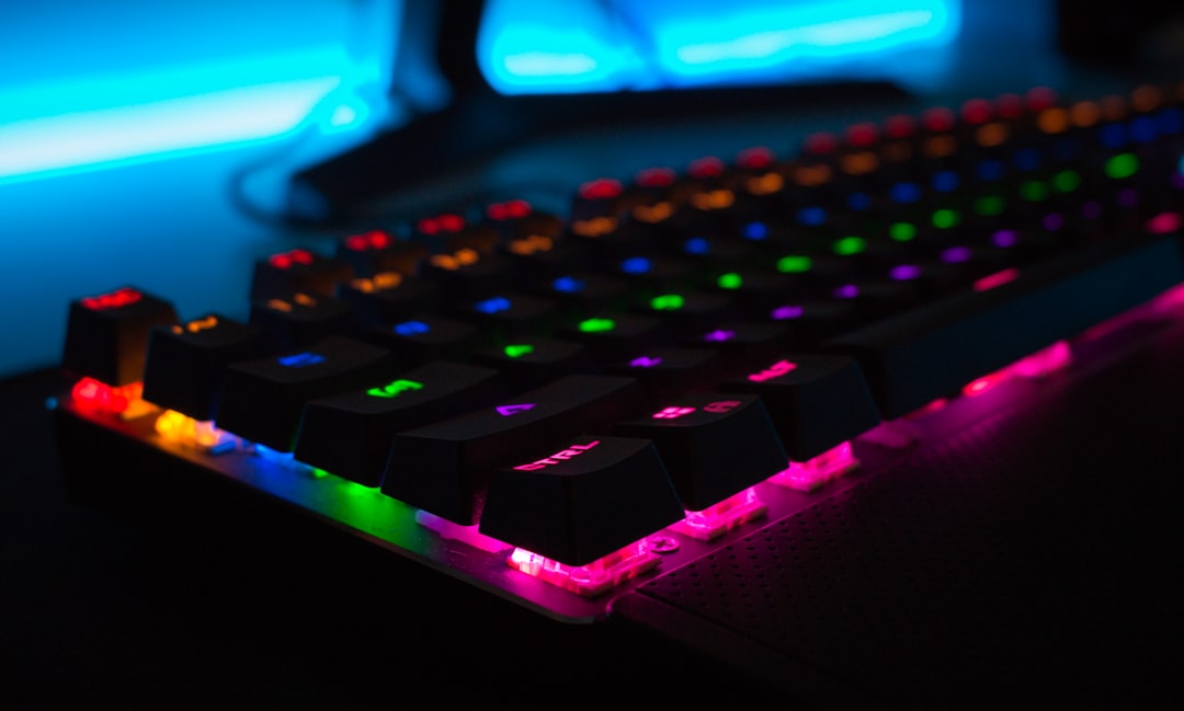Ein breiter Gaming-Monitor mit gekrümmtem UltraWide-Display, der den Spieler in leuchtenden Farben umgibt, während ein Preisaufkleber im Fokus steht.