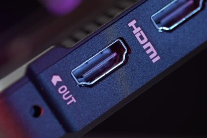 Eine professionelle 4K HDMI Game Capture Card auf einem Schreibtisch, angeschlossen an eine Spielkonsole, für hochauflösende Aufnahmen.
