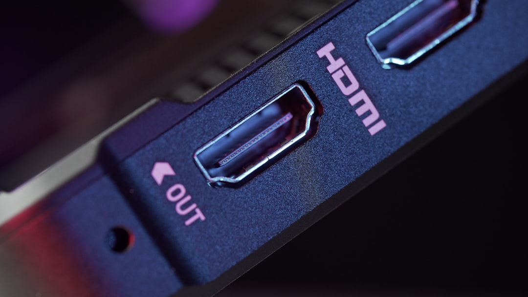 Eine professionelle 4K HDMI Game Capture Card auf einem Schreibtisch, angeschlossen an eine Spielkonsole, für hochauflösende Aufnahmen.