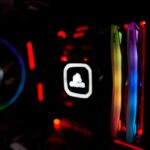 Gaming-Tastatur Corsair K60 RGB PRO LowProfile mit flachen, schnellen Tasten und RGB-Beleuchtung auf einem dunklen Schreibtisch.