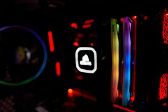 Gaming-Tastatur Corsair K60 RGB PRO LowProfile mit flachen, schnellen Tasten und RGB-Beleuchtung auf einem dunklen Schreibtisch.