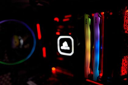 Gaming-Tastatur Corsair K60 RGB PRO LowProfile mit flachen, schnellen Tasten und RGB-Beleuchtung auf einem dunklen Schreibtisch.