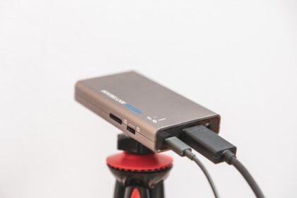Close-up einer HDMI-Capture Card mit USB-C-Anschluss, die 4K60-Aufnahmen für kristallklares Gaming-Footage ermöglicht.