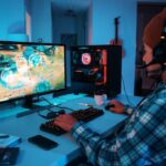 Zwei nebeneinander aufgestellte Samsung Curved Monitore, die ein immersives Gaming-Setup mit farbenfrohem, fließendem Spielgeschehen zeigen.
