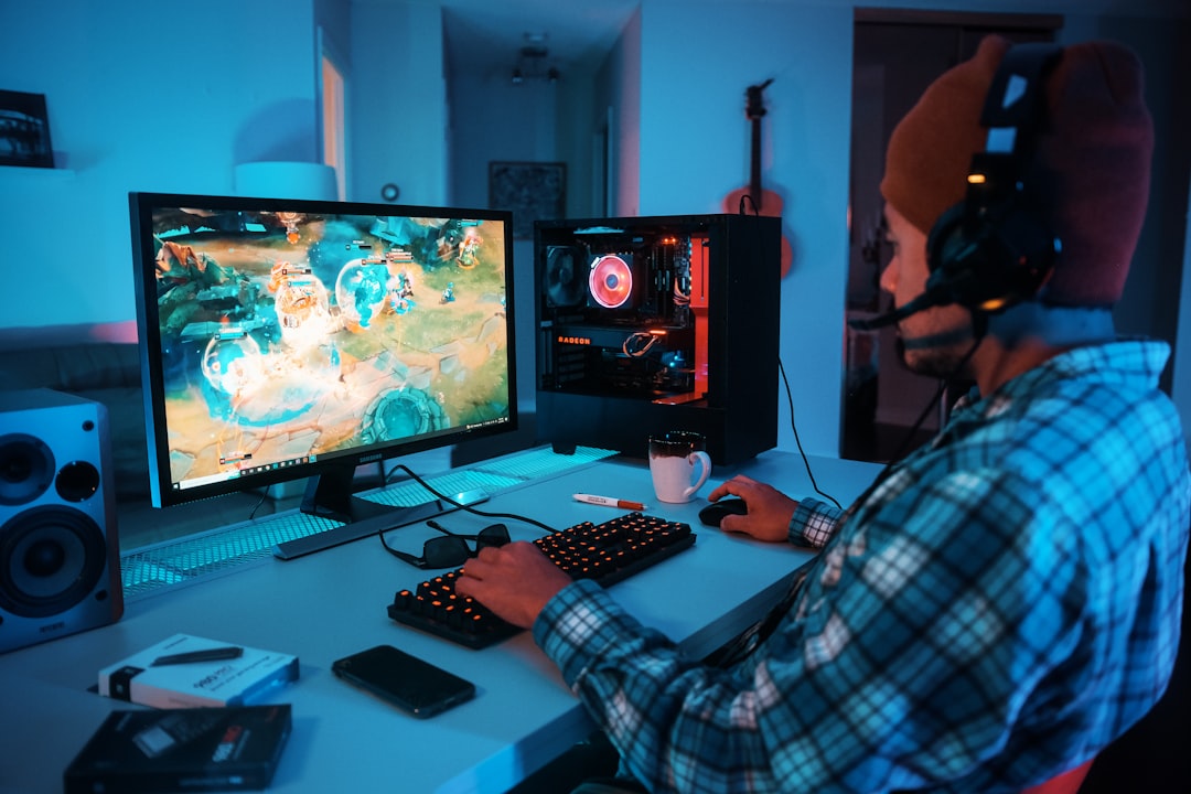 Zwei nebeneinander aufgestellte Samsung Curved Monitore, die ein immersives Gaming-Setup mit farbenfrohem, fließendem Spielgeschehen zeigen.
