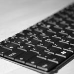 Razer BlackWidow V4 Pro QWERTZ-Gaming-Tastatur mit RGB-Beleuchtung, alphanumerischen Tasten und Handballenauflage, bereit für den Sieg.