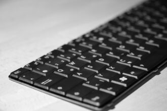Razer BlackWidow V4 Pro QWERTZ-Gaming-Tastatur mit RGB-Beleuchtung, alphanumerischen Tasten und Handballenauflage, bereit für den Sieg.