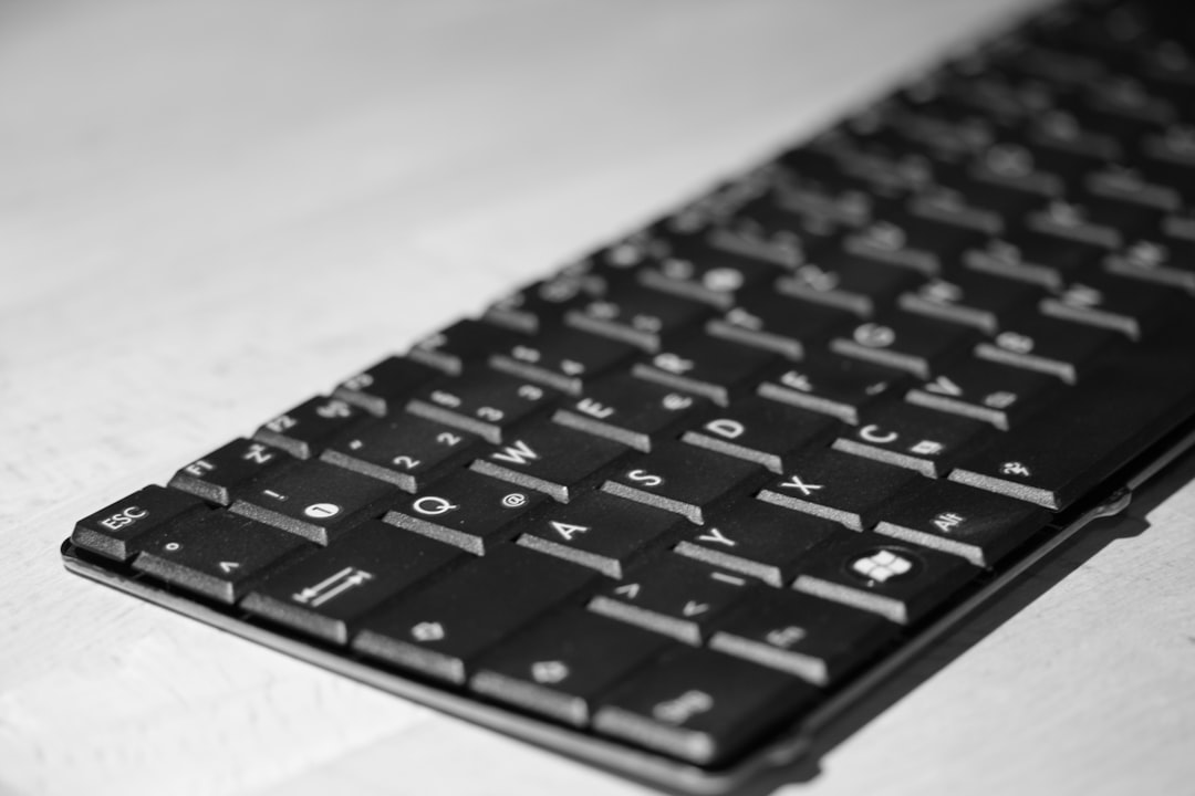 Razer BlackWidow V4 Pro QWERTZ-Gaming-Tastatur mit RGB-Beleuchtung, alphanumerischen Tasten und Handballenauflage, bereit für den Sieg.