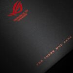 ASUS ROG Strix Impact III Wireless Gaming-Maus in Nahaufnahme, schwarzes Design mit RGB-Beleuchtung, 36.000 DPI-Sensor, kabellos.