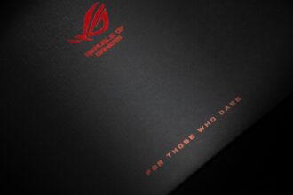 ASUS ROG Strix Impact III Wireless Gaming-Maus in Nahaufnahme, schwarzes Design mit RGB-Beleuchtung, 36.000 DPI-Sensor, kabellos.